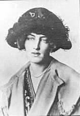 Gladys Deacon, early 1900s. Called the most beautiful woman in Europe — until botched surgery at 22 left her permanently disfigured.