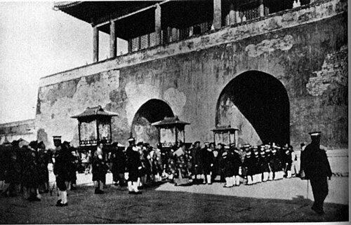 Puyi and Wanrong’s wedding ceremony, held in Beijing in 1922, was a grand royal event attended by many people.